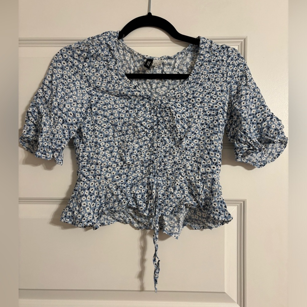 H&M Divided Blue and White Spring Summer Floral Drawstring Scrunch Top